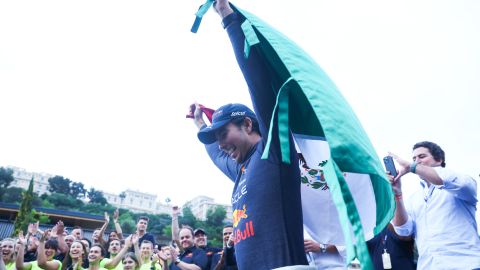 Sergio "Checo" Pérez sostiene la bandera de México tras ganar el GP de Mónaco.