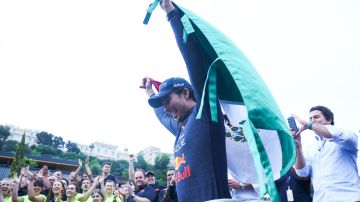 Sergio "Checo" Pérez sostiene la bandera de México tras ganar el GP de Mónaco.