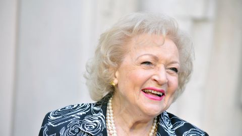 Una campaña en Facebook apoyó que Betty White estuviera en SNL.