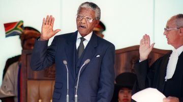 Nelson Mandela formó un “Gobierno de Unidad Nacional” multirracial y proclamó al país como una “nación arcoíris en paz consigo misma y con el mundo”.