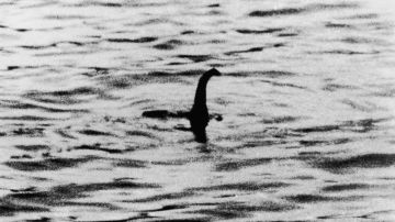 Una vista del Monstruo de Loch Ness, cerca de Inverness, Escocia, 19 de abril de 1934. La fotografía, una de las dos conocidas como "fotografías del cirujano", supuestamente fue tomada por el coronel Robert Kenneth Wilson, aunque luego se expuso como un engaño.