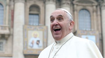 VIDEO: Papa Francisco pide tequila para aliviar su dolor de rodilla