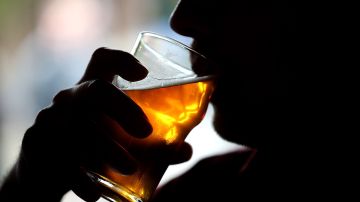 Se disparan muertes de adultos más jóvenes relacionadas al consumo de alcohol