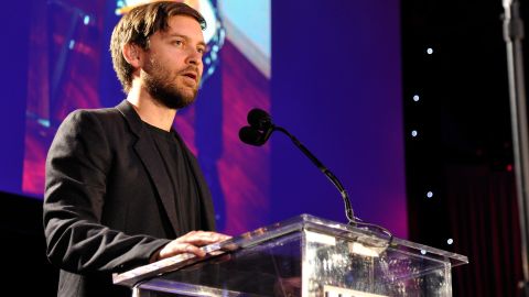 Tobey Maguire hablando en el escenario de la gala benéfica "Reel Stories, Real Lives" 2015.