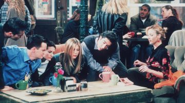 1999 Matt Le Blanc, Matthew Perry, Courteney Cox, Jennifer Aniston, David Schwimmer y Lisa Kudrow protagonizan la última temporada de "Friends".