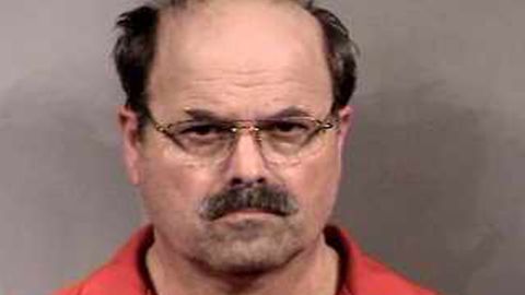 En esta imagen proporcionada por la oficina del alguacil del condado de Sedgwick, el sospechoso de asesinato de BTK, Dennis Rader, representa una foto policial publicada el 27 de febrero de 2005 en el condado de Sedgwick, Kansas.