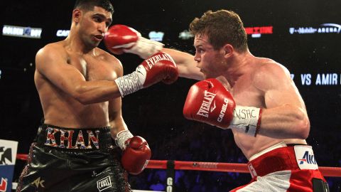 En 2016, el Canelo Álvarez (d) derrotó por KO a Amir Khan (i).