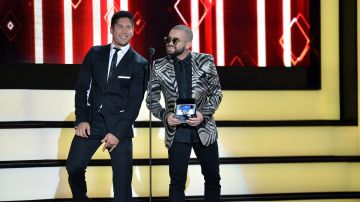 Chyno Miranda y Nacho Mendoza en el escenario de los Premios Tu Mundo 2016.