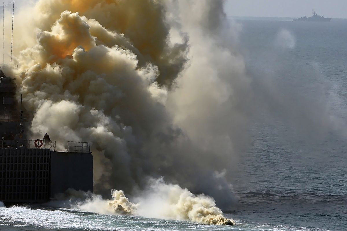 Ucrania afirma que ha destruido dos barcos rusos en el mar Negro, mientras Rusia derriba un caza ucraniano - La Opinión