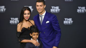 Georgina Rodríguez y Cristiano Ronaldo posan con Cristiano Jr.
