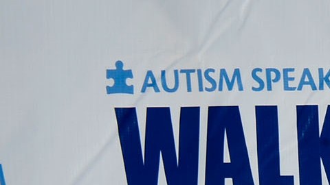 Oswaldo Borraez y Gabriela Teissier de Univision Los Ángeles en el evento Autism Speaks Walk 2017.