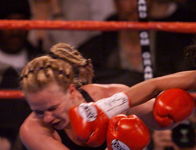 No ha habido una peleadora como Mia Rosales St. John (der.), aquí en una pelea de 2001. /Getty Images