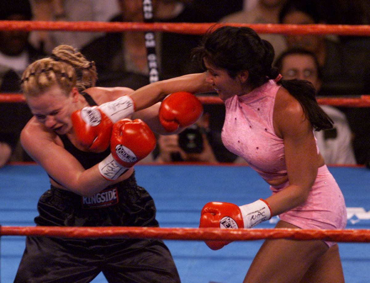 No ha habido una peleadora como Mia Rosales St. John (der.), aquí en una pelea de 2001. /Getty Images