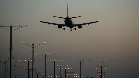 VIDEO: Pasajero ebrio golpea a piloto de avión antes de aterrizar en Grecia