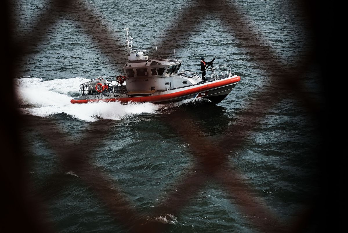 La Guardia Costera reportó el naufragio del bote con inmigrantes.