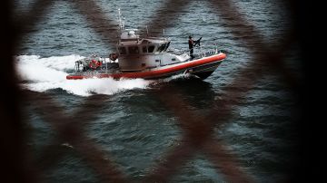 La Guardia Costera reportó el naufragio del bote con inmigrantes.