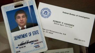La identificación y la tarjeta comercial del ex agente del FBI Robert Hanssen se ven dentro de una vitrina en la Academia del FBI en Quantico, Virginia, el 12 de mayo de 2009.