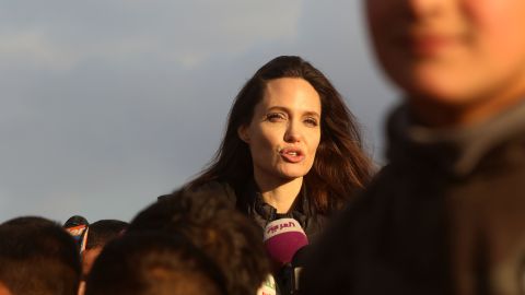 Angelina Jolie huye a refugio mientras suenan las sirenas antiaéreas en Ucrania por amenaza de ataque