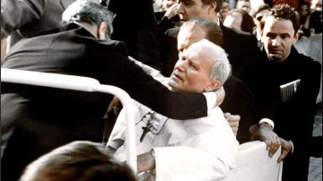 El papa Juan Pablo II se encontraba dando un recorrido cuando fue soprendido.