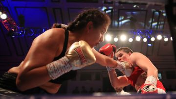 Alejandra Ayala pelea contra Savannah Marshall en el 2018.