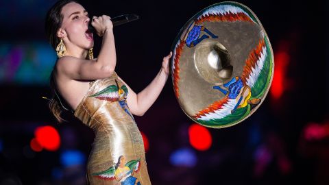 Belinda presentándose en el evento final de la campaña presidencial de México de 2018.