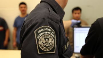 Inmigrantes son procesados por las autoridades migratorias en Phoenix, Arizona.