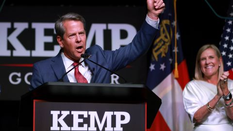 Gobernador de Georgia, Brian Kemp, aplasta en las primarias republicanas al favorito de Trump