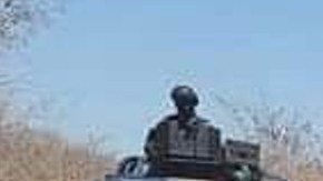 Soldados mexicanos decomisan armas al Cártel de Sinaloa.