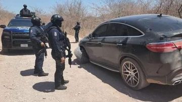 Soldados mexicanos decomisan armas al Cártel de Sinaloa.