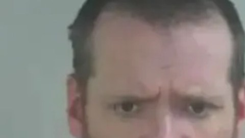 Hombre de Indiana dispara y mata a 2 intrusos en su casa y detiene a dos más a punta de pistola