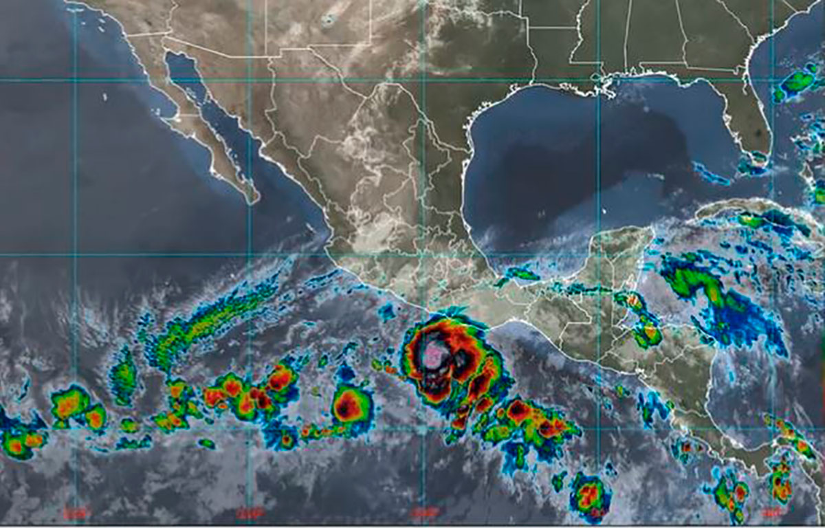 Oaxaca y Guerrero en alerta por huracán Agatha.