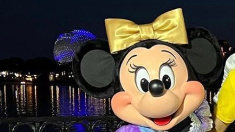 Raúl González junto a su sobrino Gio y su madre Estrella en Disney World