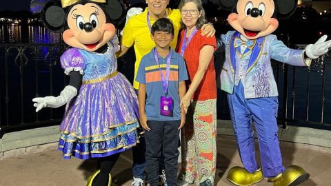 Raúl González junto a su sobrino Gio y su madre Estrella en Disney World