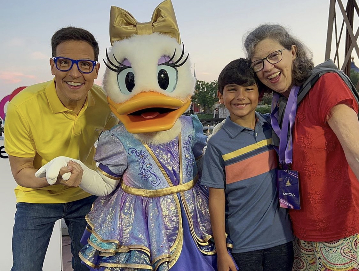 Raúl González junto a su sobrino Gio y su madre Estrella en Disney World