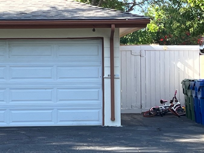 La casa donde ocurrió el asesinato de 3 niños en West Hills