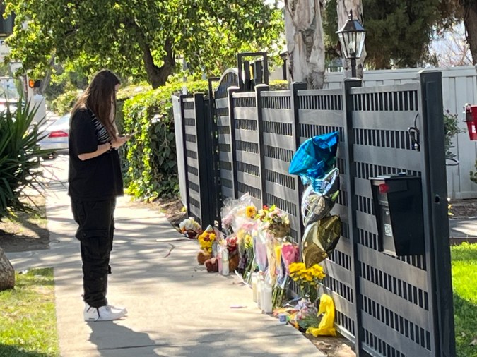 Ofrenda a la memoria de los menores asesinados por su madre en West Hills.