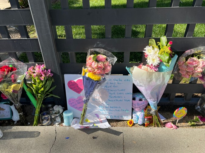 Ofrendas a la memoria de los menores asesinados por su madre en West Hills.