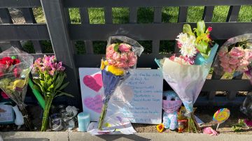 Ofrendas a la memoria de los menores asesinados por su madre en West Hills.