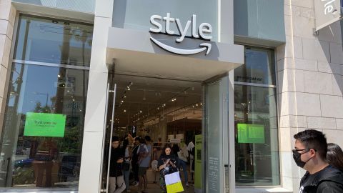 Amazon abrió una tienda que funciona con una aplicación del teléfono. (Araceli Martínez/La Opinión)