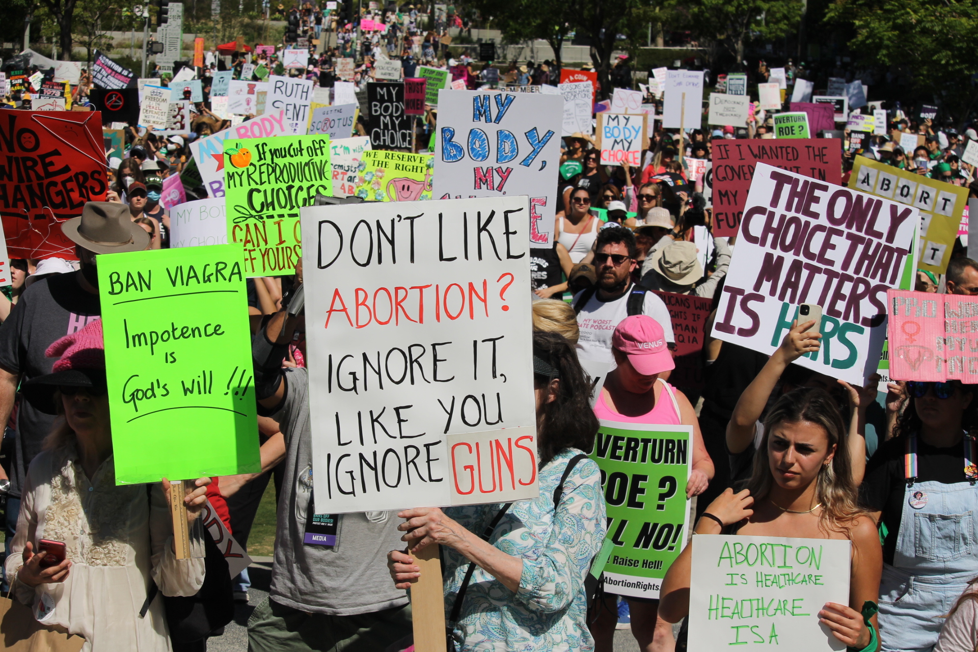 Aborto, un tema que divide a la sociedad - La Opinión
