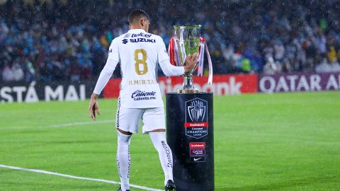 Higor Meritao tocó el trofeo antes de ingresar a la cancha del Estadio Olímpico Universitario.