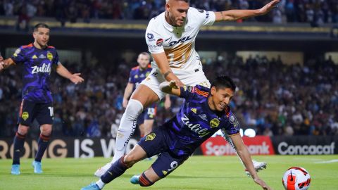 Nicolas Freire disputa un balón con Raúl Ruidiaz.