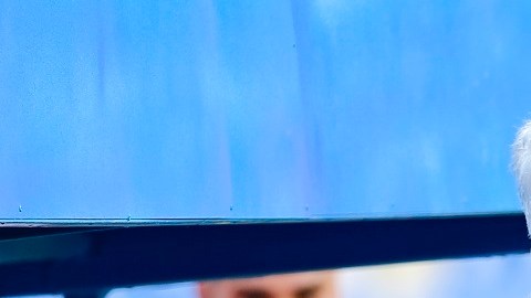Ricardo Ferretti abrazado por el técnico de Gallos Blancos, Hernán Cristante.