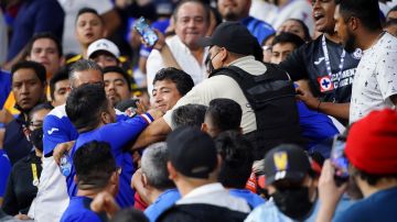 Cinco fanáticos fueron expulsados del Estadio Azteca durante los conatos de bronca.