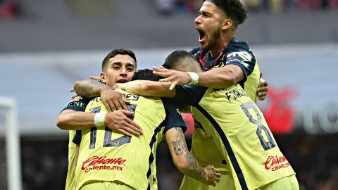 Alejandro Zendejas celebra junto a sus compañeros la clasificación del América a las semifinales del Clausura 2022 de la Liga MX.