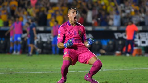 Nahuel Guzmán celebra junto a la afición de Tigres.