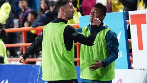 Miguel Layún se encara con la afición de los Tuzos del Pachuca por insultos racistas.