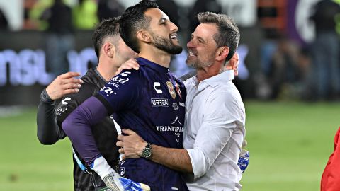 El técnico argentino se convirtió en el tercer entrenador en salir bicampeón