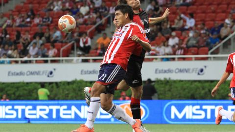 Antonio 'Hulk' Salazar en un partido con las Chivas de Guadalajara (izquierda) del Clausura 2022 de la Liga MX.