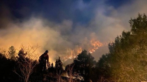 Operaciones de contrafuego en el incendio Hermits Peak en Nuevo México.